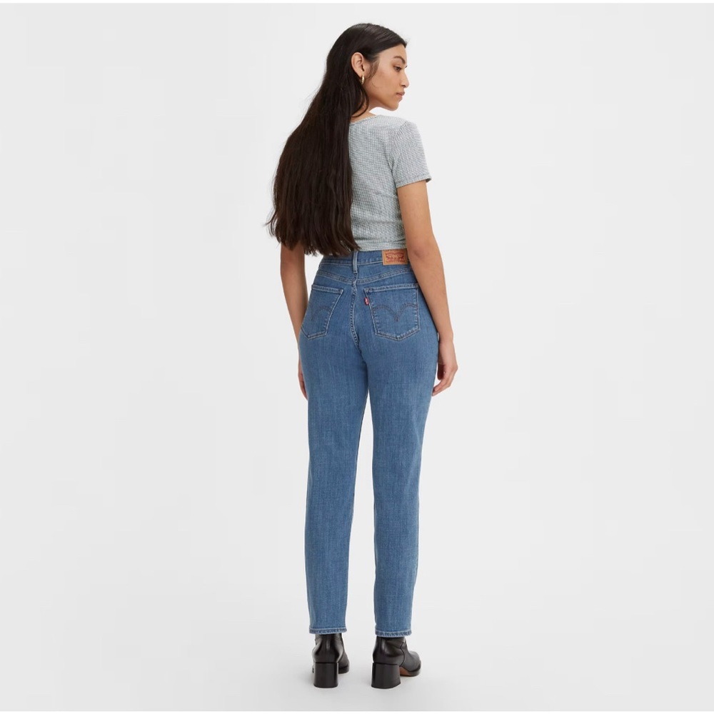 Levi’s Women’s Classic Straight Medium Wash Jeans - Picture 5 of 11